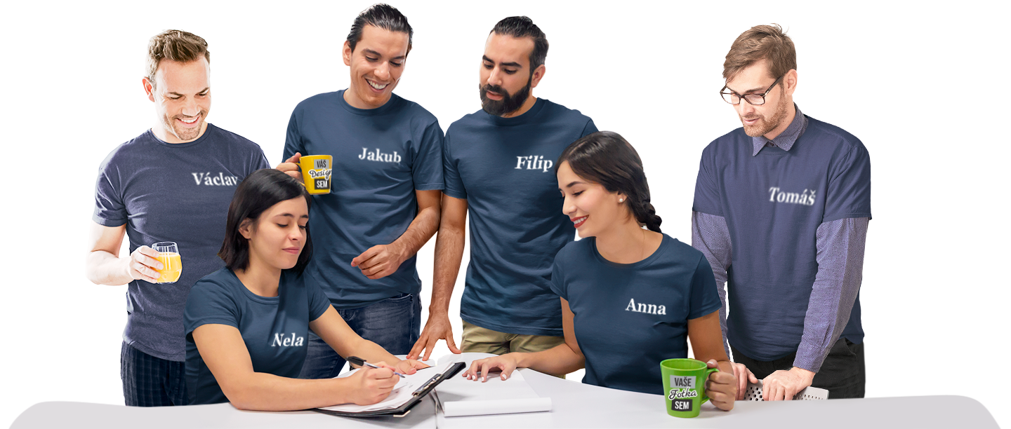 Potisk firemního oblečení - kolegové v modrém tričku se jménem