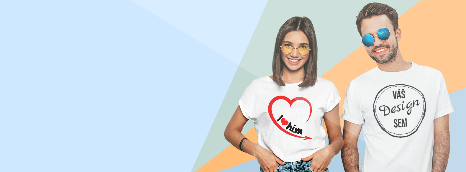 Mladý pár v tričkách s vlastním potiskem