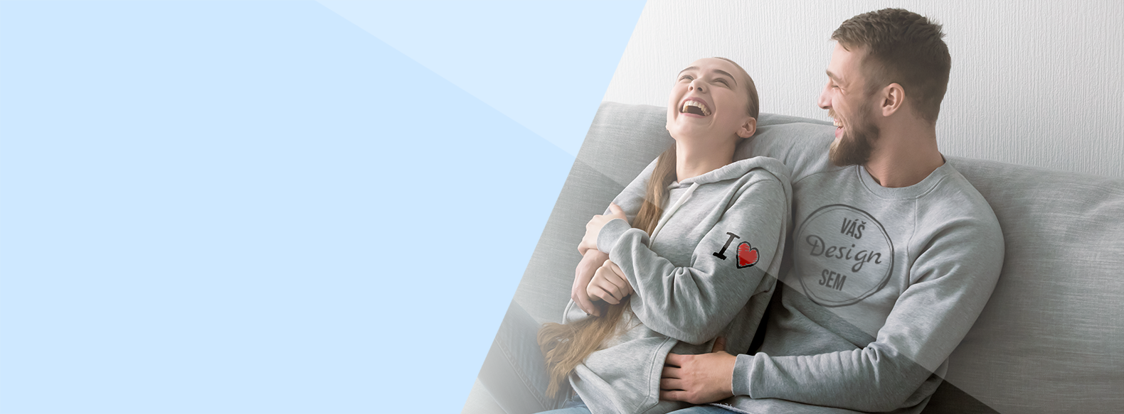 Mladý pár v mikině s vlastním potiskem