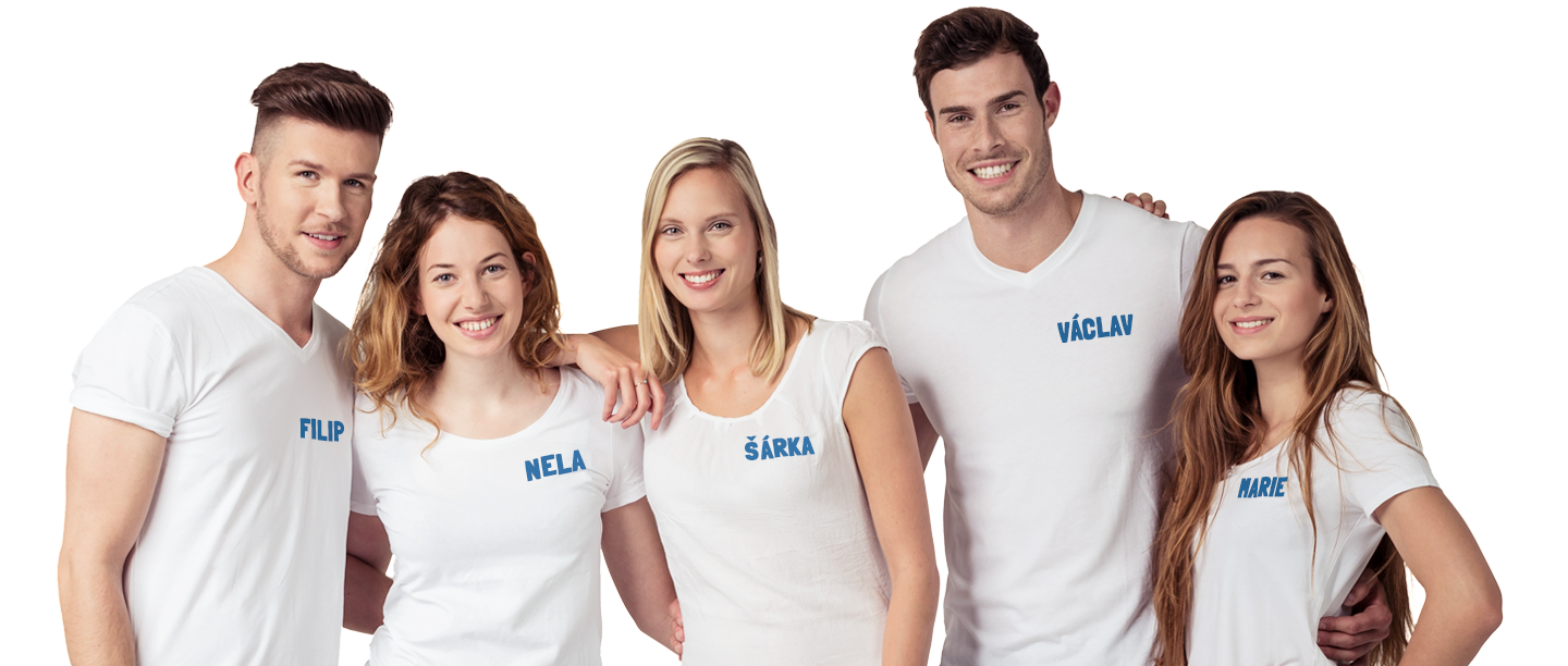 Skupina lidí v bílém tričku s vlastním logem a názvem